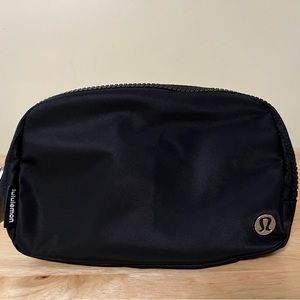 NWT authentic Lululemon Everywhere Belt Bag black